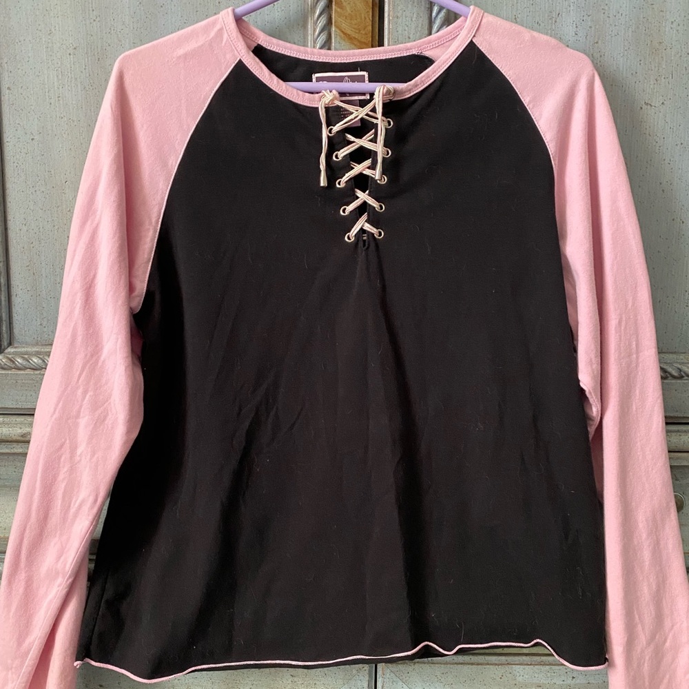 Black cotton (90%) /spandex (10%) shirt with pink long sleeves and lace-up front